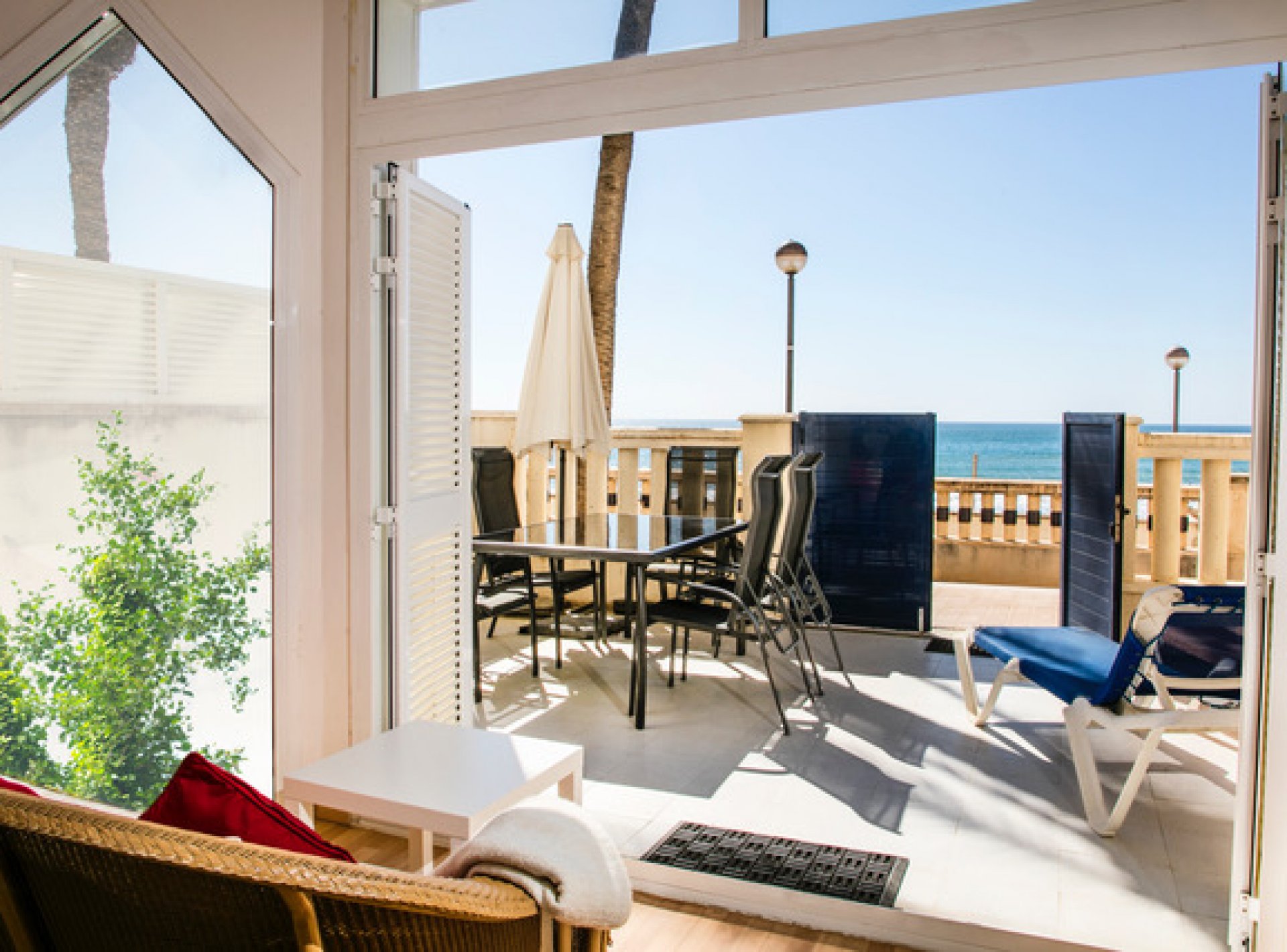 Apartamento Marina Sun con hermosa terraza a primera línea de playa con vistas al mar, piscina y pista de tenis -Pet Friendly by GLOBALSITGES