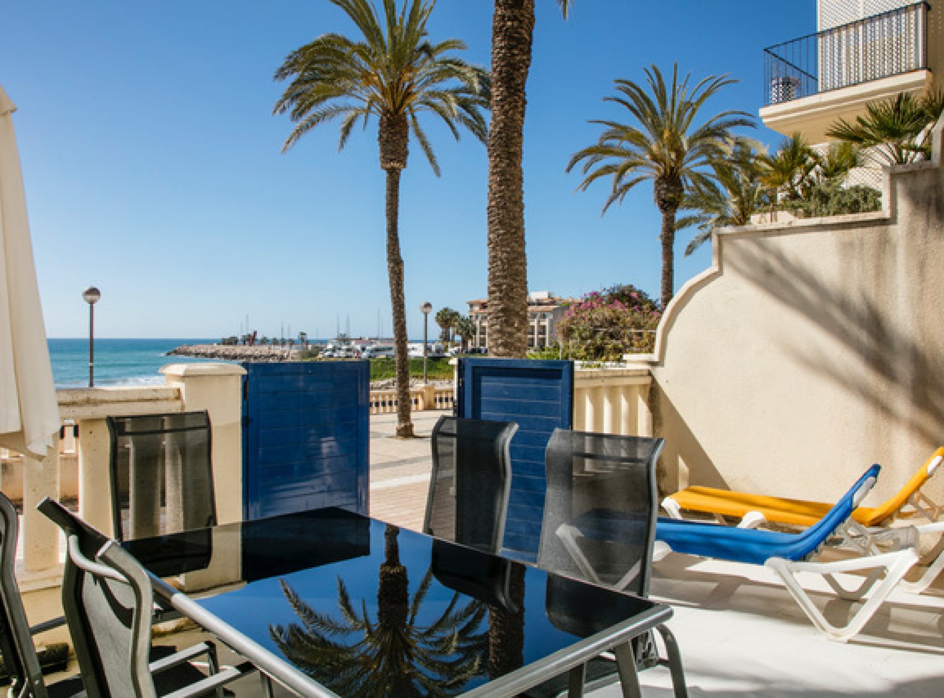 Apartamento Marina Sun con hermosa terraza a primera línea de playa con vistas al mar, piscina y pista de tenis -Pet Friendly by GLOBALSITGES